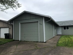 Building Photo - Updated 3 bedroom 1.5 bath duplex!
