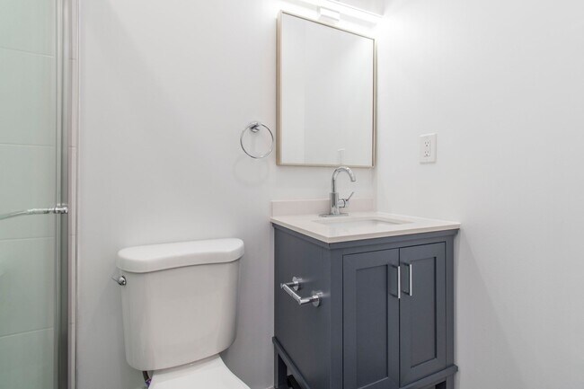 Building Photo - New! Renovated & Modern Apartment