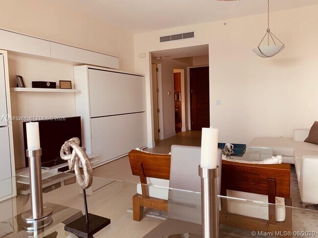 Building Photo - 1425 Brickell Ave