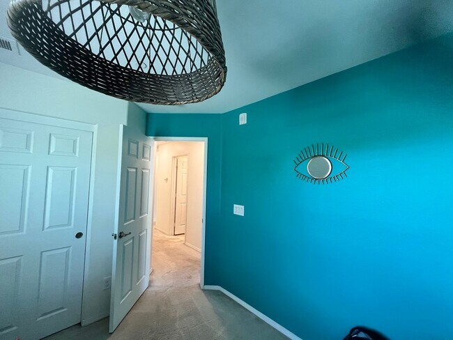 Building Photo - Spacious 4 Bed | 2-Story Townhome in Lake Pointe near Eastlake Vistas