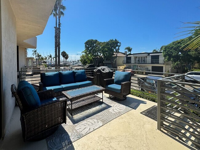 Building Photo - Beautiful Furnished 1 Bedroom, 1.5 Bath Condo with Harbor Views - Flexible Lease!