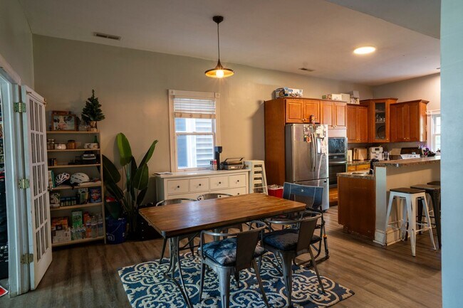 Building Photo - 4-5 Bedroom Single Family Home Located in the Fan/Richmond VA