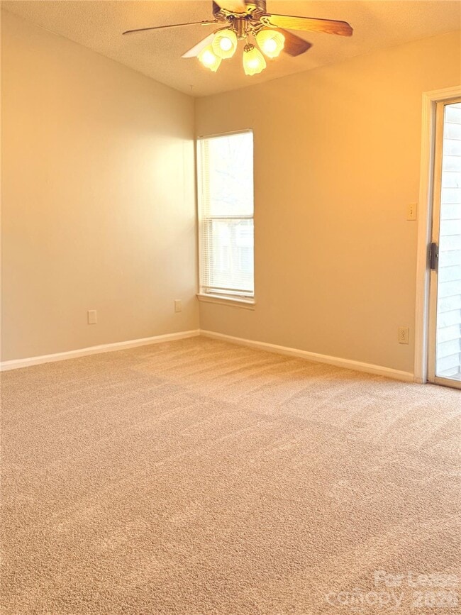 Building Photo - 9627 Vinca Cir