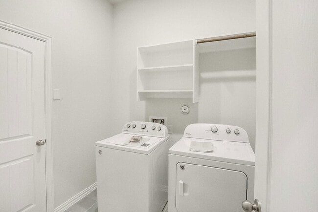 Building Photo - 335 Spinnaker Loop