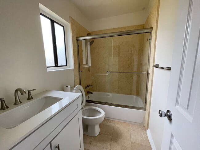 Building Photo - Gorgeous 5 Bed House - Amazing View!