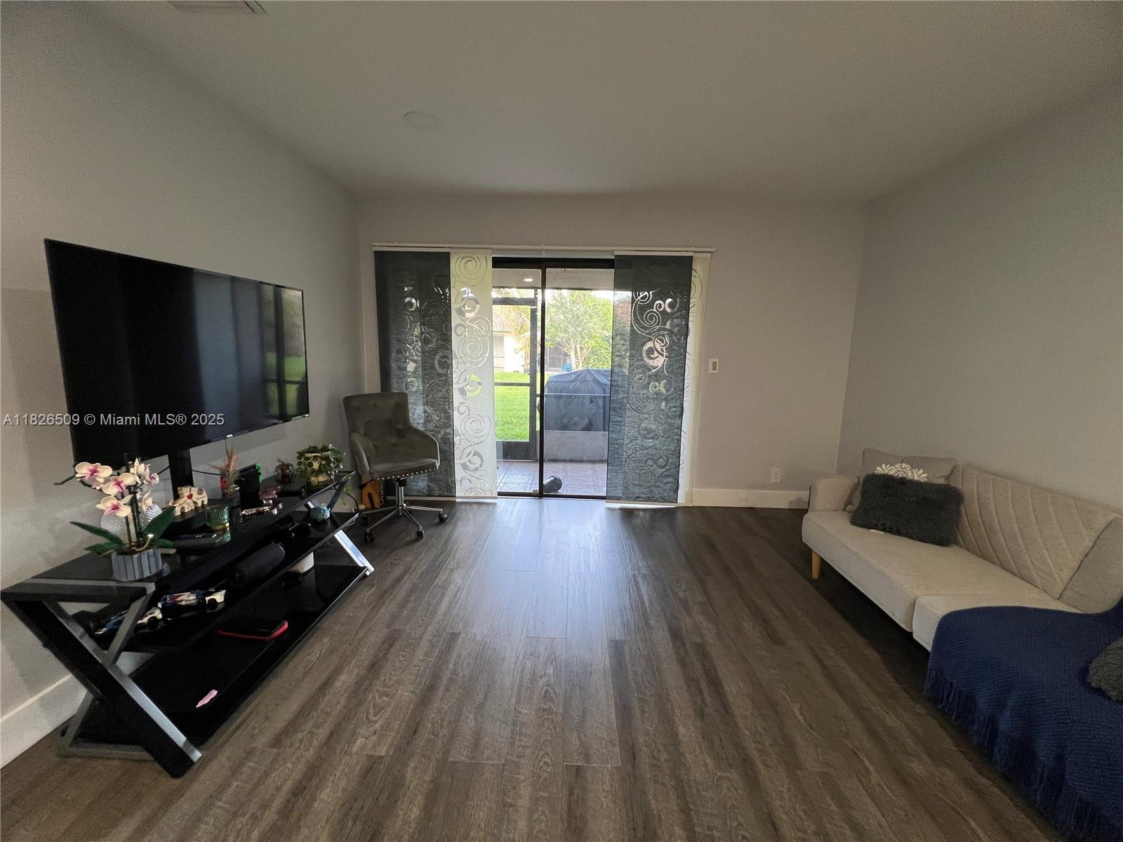Building Photo - 460 Lakeview Dr