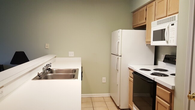 Building Photo - REDUCED! Fully Furnished 1 Bedroom Condo i...