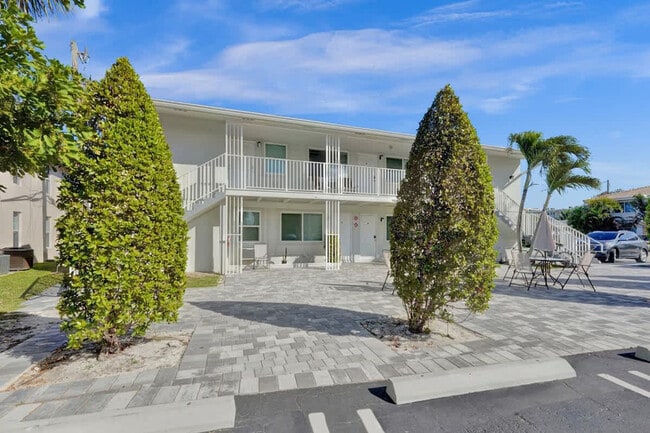 Building Photo - 906 N Riverside Dr