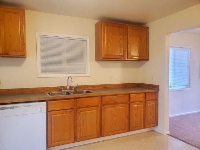 Building Photo - 2 bdrm, 1 bath house $1895 rent,