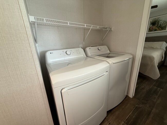 Building Photo - 6702 Lakewood Dr