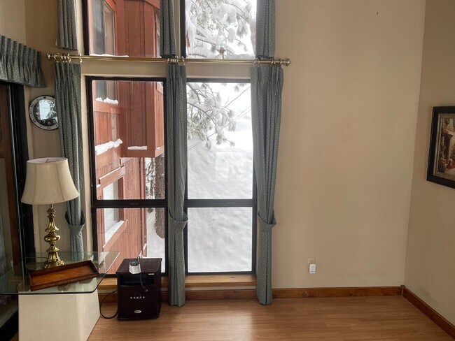 Building Photo - Beautiful furnished house in Stateline available now!