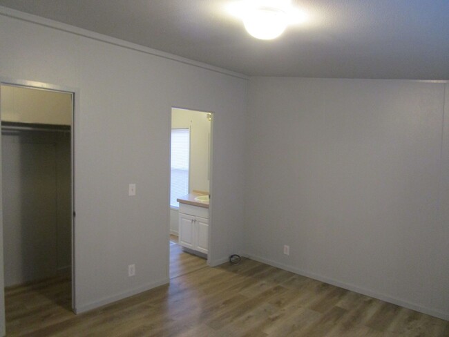 Building Photo - 3 Bedroom, 2 Bathroom Updated Home South o...