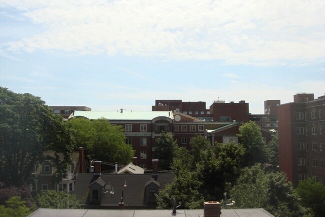 Building Photo - 988 Memorial Dr