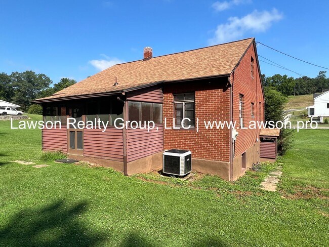 Building Photo - Quaint Two Bedroom Home By Christmas Tree Farm