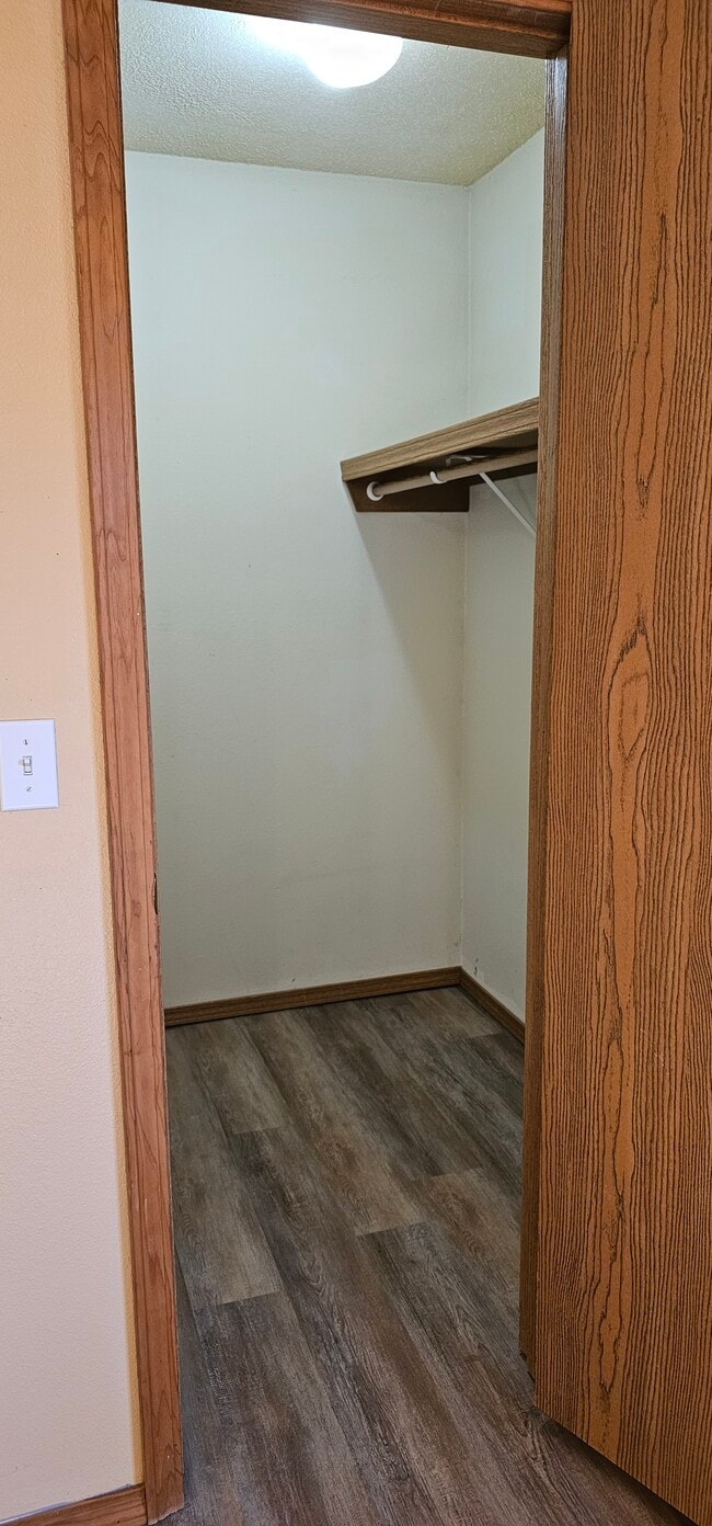 Building Photo - 8660 Brookside Cir