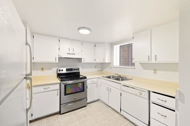 Building Photo - Available Immediately! 2 Bed 1 Bath in Denver