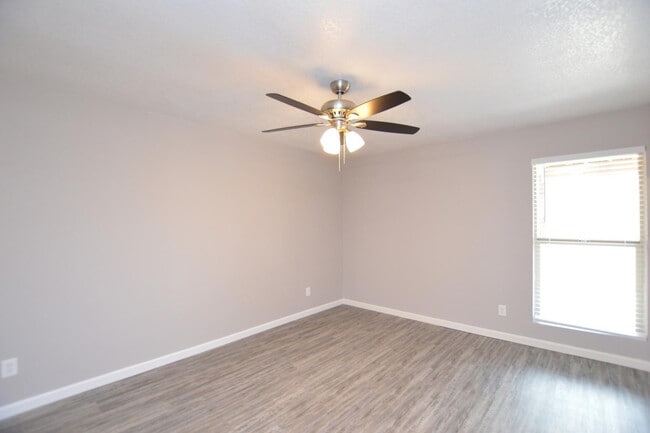 Building Photo - 785 N Arrowhead Dr