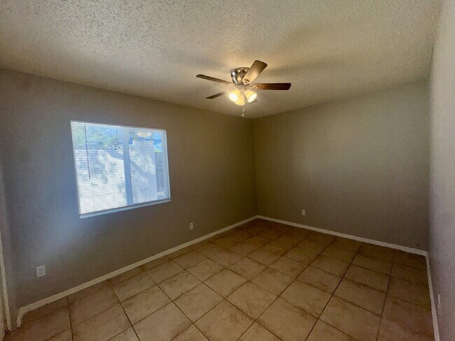 Building Photo - 2 bed 1 bath WTS included