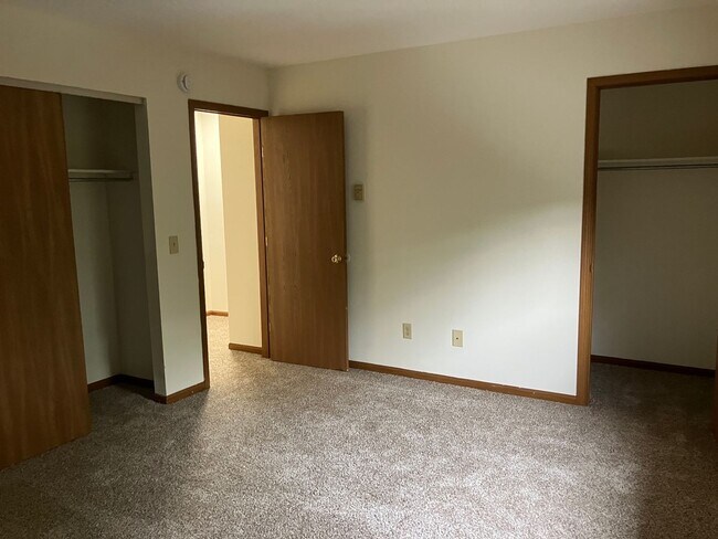 Building Photo - Troy Crossing - 2 Bedroom & 1.5 Bath Townh...