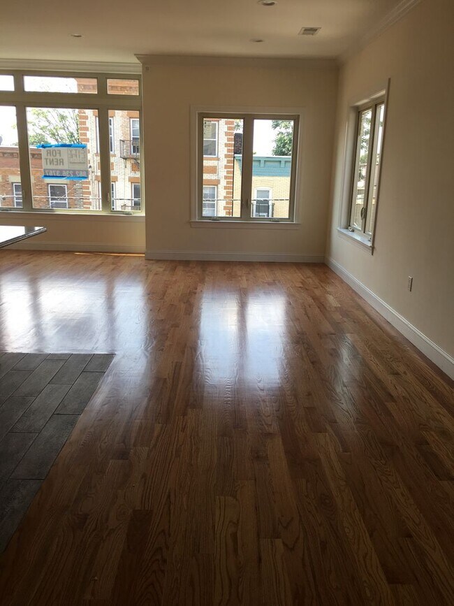 Building Photo - 194 Parkhurst St