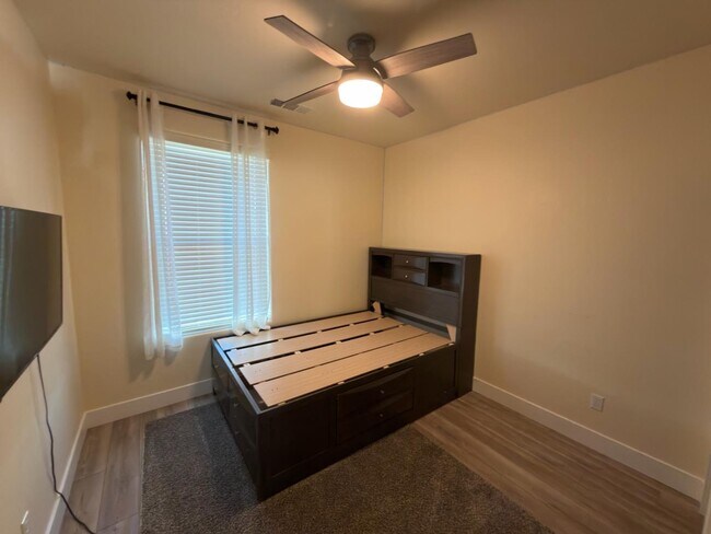 Building Photo - 2897 E Tamarind Dr