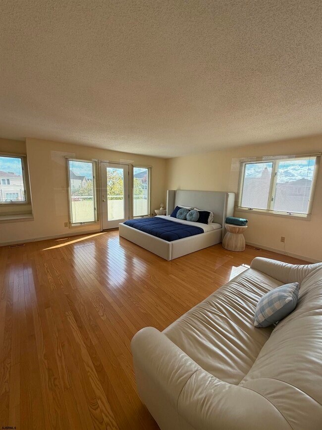 Building Photo - 33 Seaside Ct