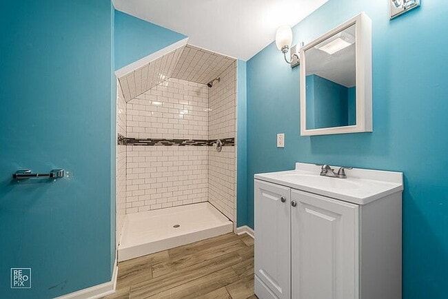 Building Photo - Located in Chicago’s desirable Mount Greenwood neighborhood