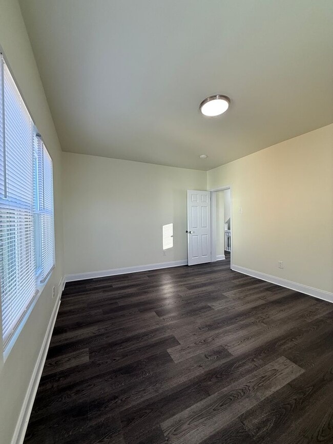 Building Photo - Updated 3BR 1.5 bath house with office/ of...