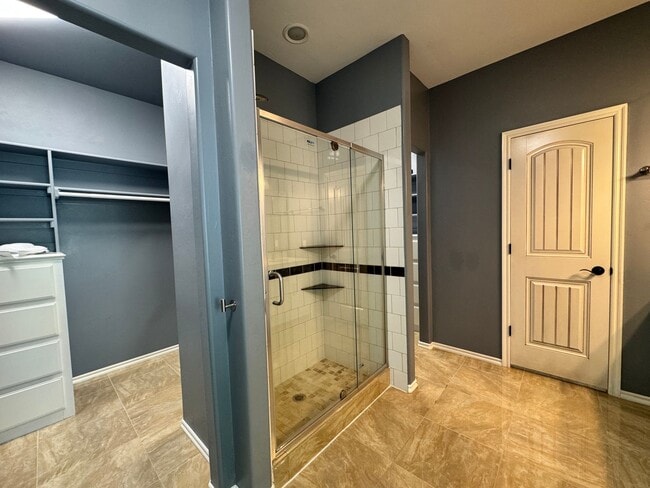 Building Photo - Spacious 3 Bedroom 2.5 Bath Home Near Okla...