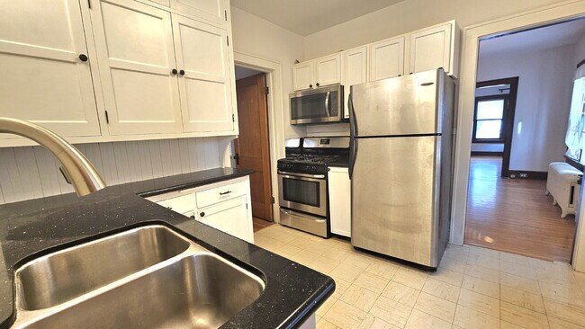 Building Photo - Very well maintained 2 Bed 1 bath duplex at 4536 Grand Ave S, Minneapolis.
