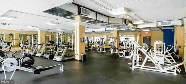 Building Photo - 4600 S Four Mile Run Dr