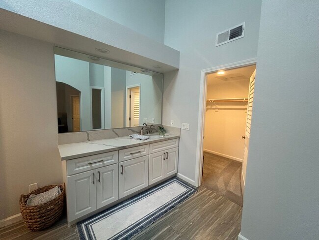 Building Photo - 2 Bed 2.5 bath townhome located on the golf course!