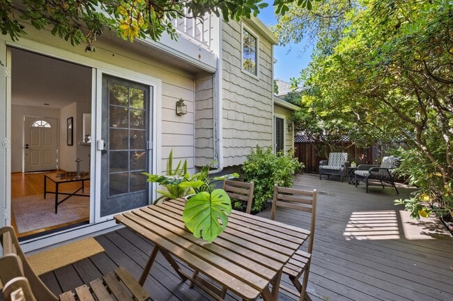 Building Photo - Delightful 3/3bth End-Unit Townhouse in Ce...