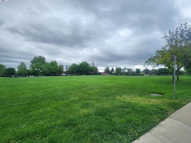Building Photo - 1428 Legend Ln