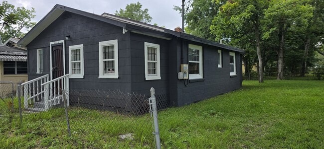Primary Photo - 2116 Mc Millan St