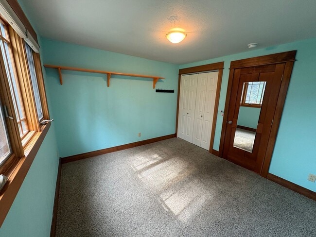 Building Photo - 631 W Crestline Dr