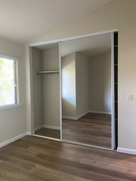 Building Photo - 1507 Woodlake Dr