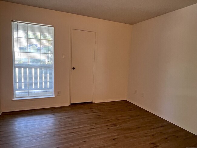 Building Photo - 91 Crown Knoll Ct