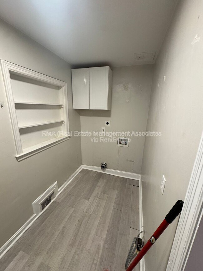 Building Photo - 1122 Maple Dr