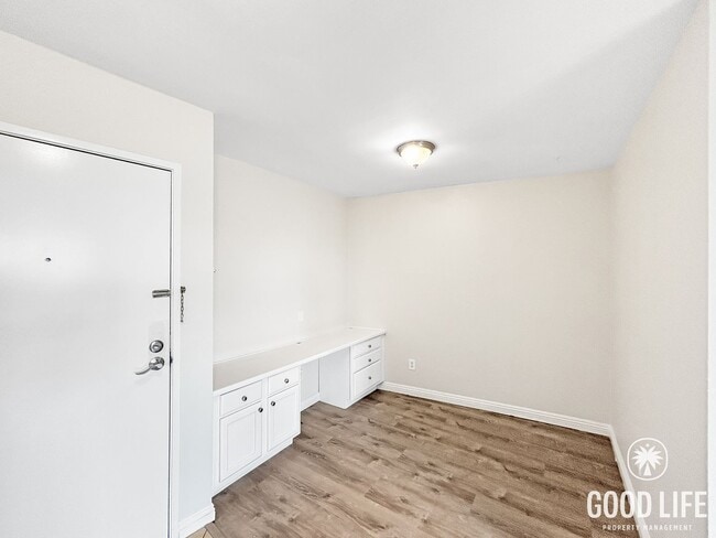 Building Photo - Stunning 1BD/1BA W/ Reserved Parking and Laundry On-Site in College East!