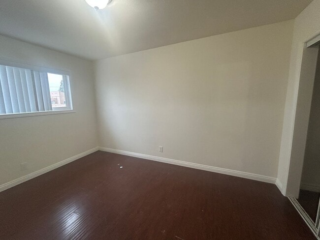 Building Photo - Spacious 2bed 1.5bath Apartment near Beach Blvd & Talbert Ave