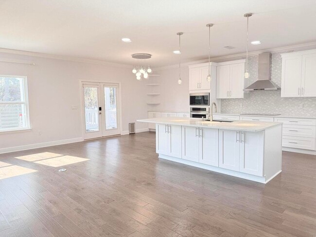 Building Photo - 590 Las Roblas Grande Dr