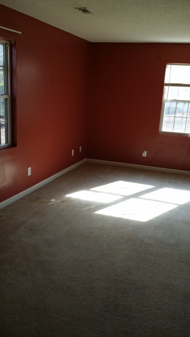 Building Photo - Nice 4 BD/ 1.5 BA Home