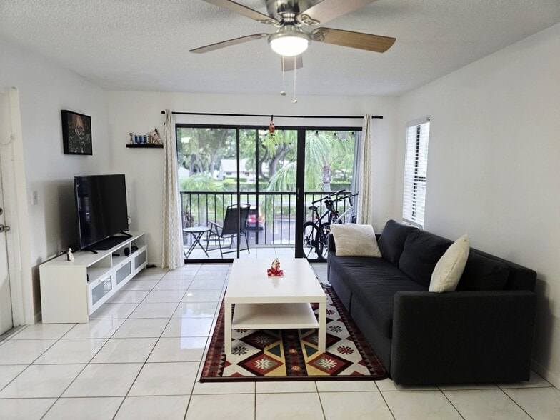 Building Photo - 1102 Green Pine Blvd