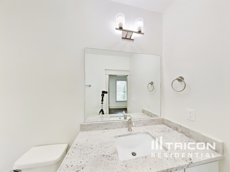 Building Photo - 1224 Hillwood Private Cove
