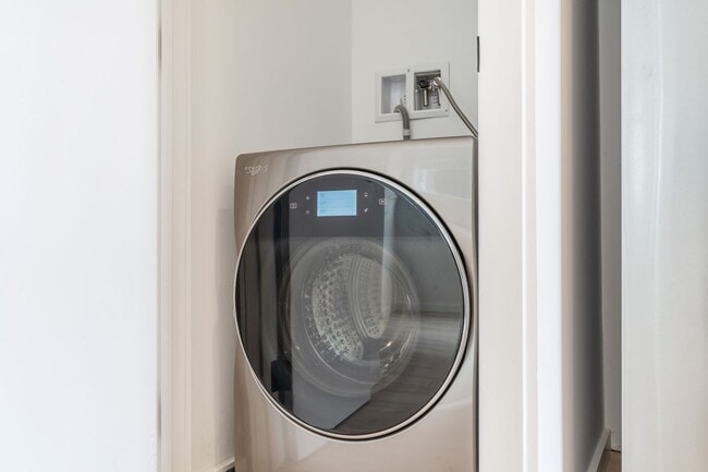 Building Photo - Signal House