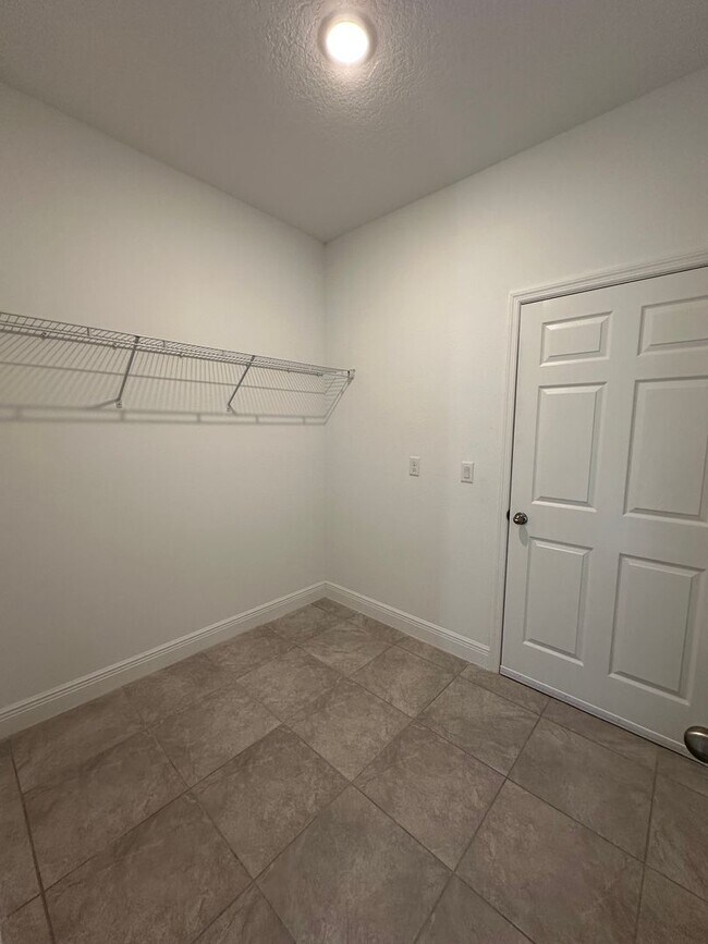 Building Photo - Marion Oaks 4 Bedrooms 2 Baths