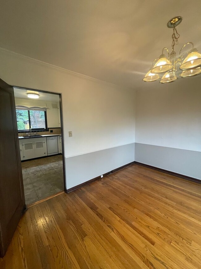 Building Photo - Two Bed One Bath with View