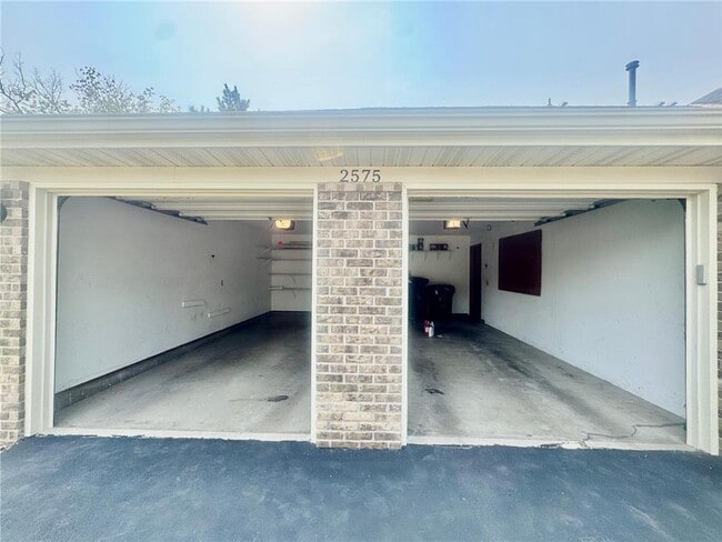 Building Photo - 2575 Heritage Dr