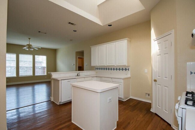 Building Photo - Adorable single story 3/2- Plano